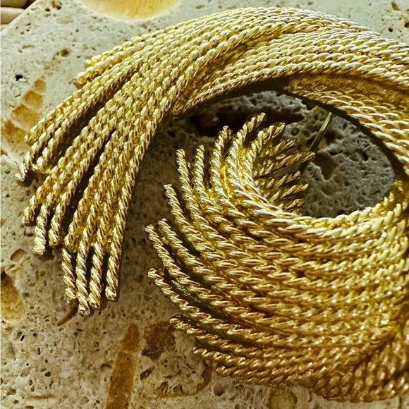 Monet Pin/Brooch Gold Tone Swirl Feather Rope Large 2.5x2” - Picture 5 of 11